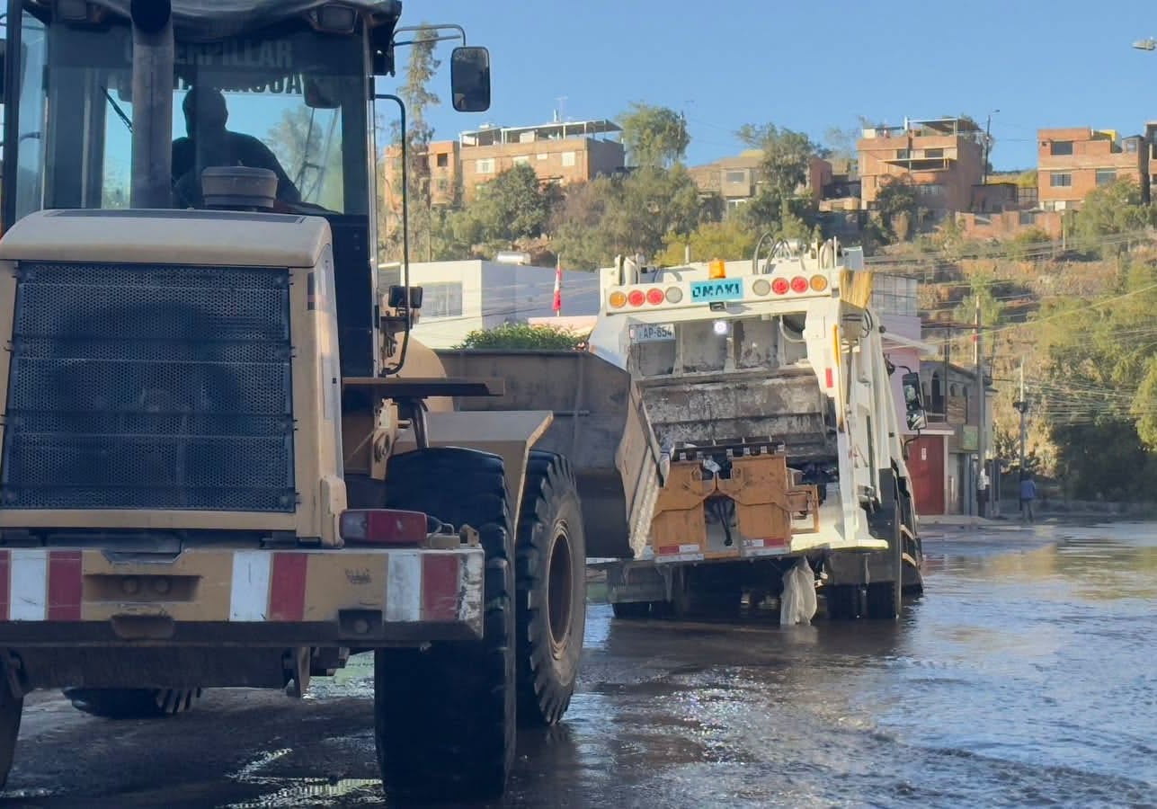Pobladores de Paucarpata sin agua por 3 días y compactadora se hundió por rotura de tubería (Foto: Iletrados Noticias)