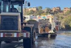 Pobladores de Paucarpata sin agua por 3 días y compactadora se hunde por rotura de tubería