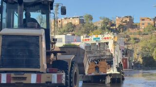 Pobladores de Paucarpata sin agua por 3 días y compactadora se hunde por rotura de tubería