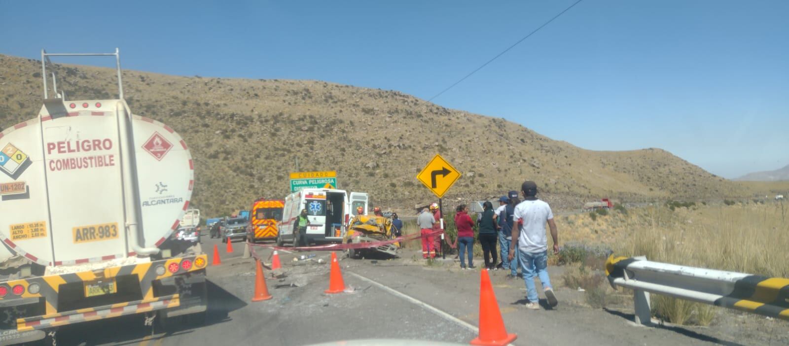Los tripulantes del auto tico fallecieron en el lugar. (Foto: Difusión)