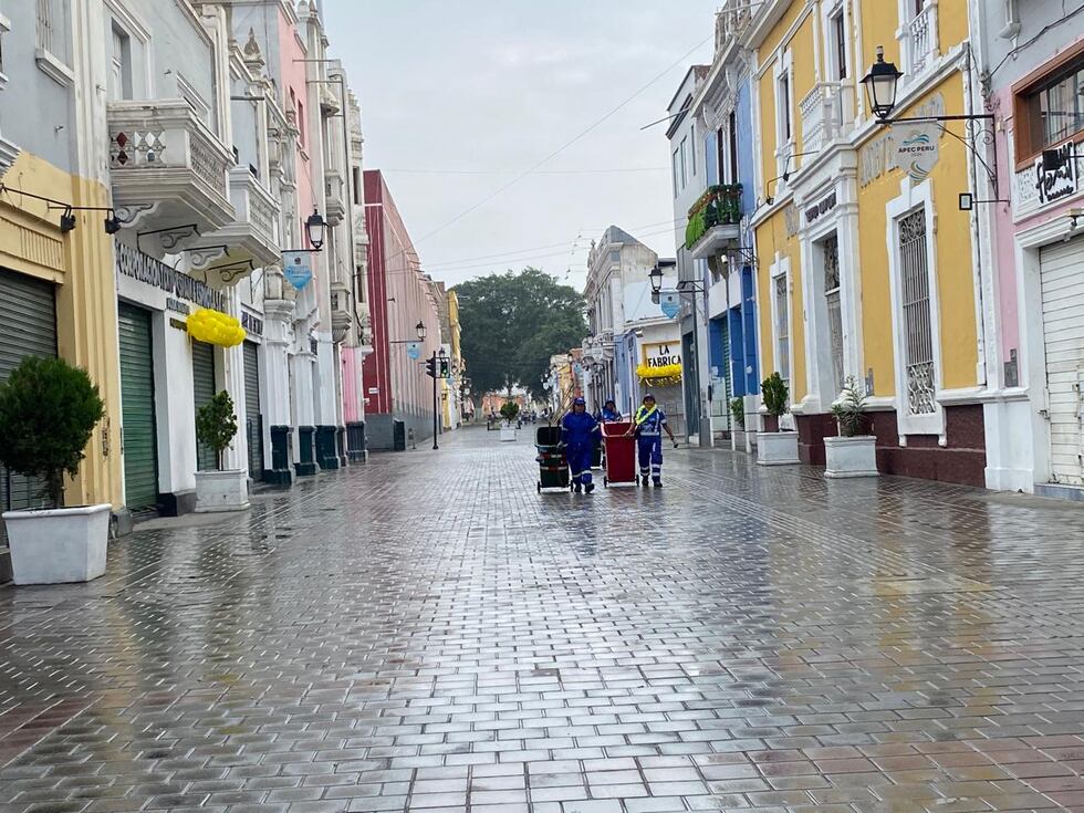 Trabajadores del Segat inician sus labores en el centro de Trujillo.