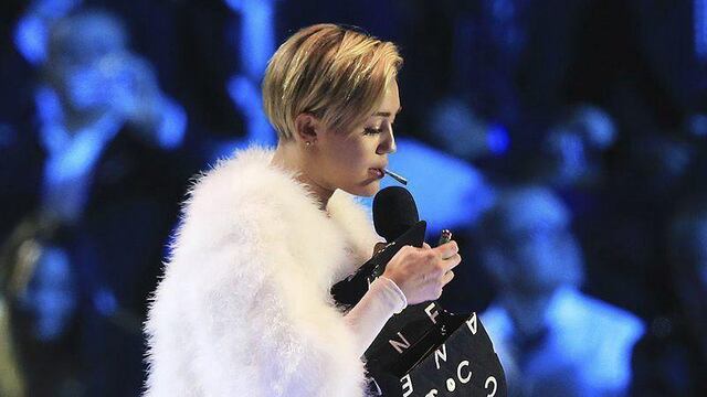 Investigarán a Miley Cyrus por fumar marihuana en los EMA's de MTV