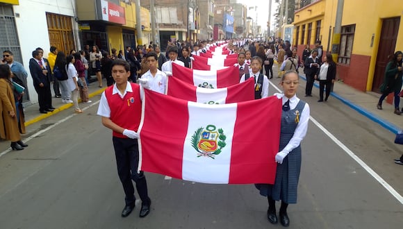 Estudiantes destacados llevaron las 50 banderas recordando los años del cautiverio y la reincorporación. (Foto: Adrian Apaza)
