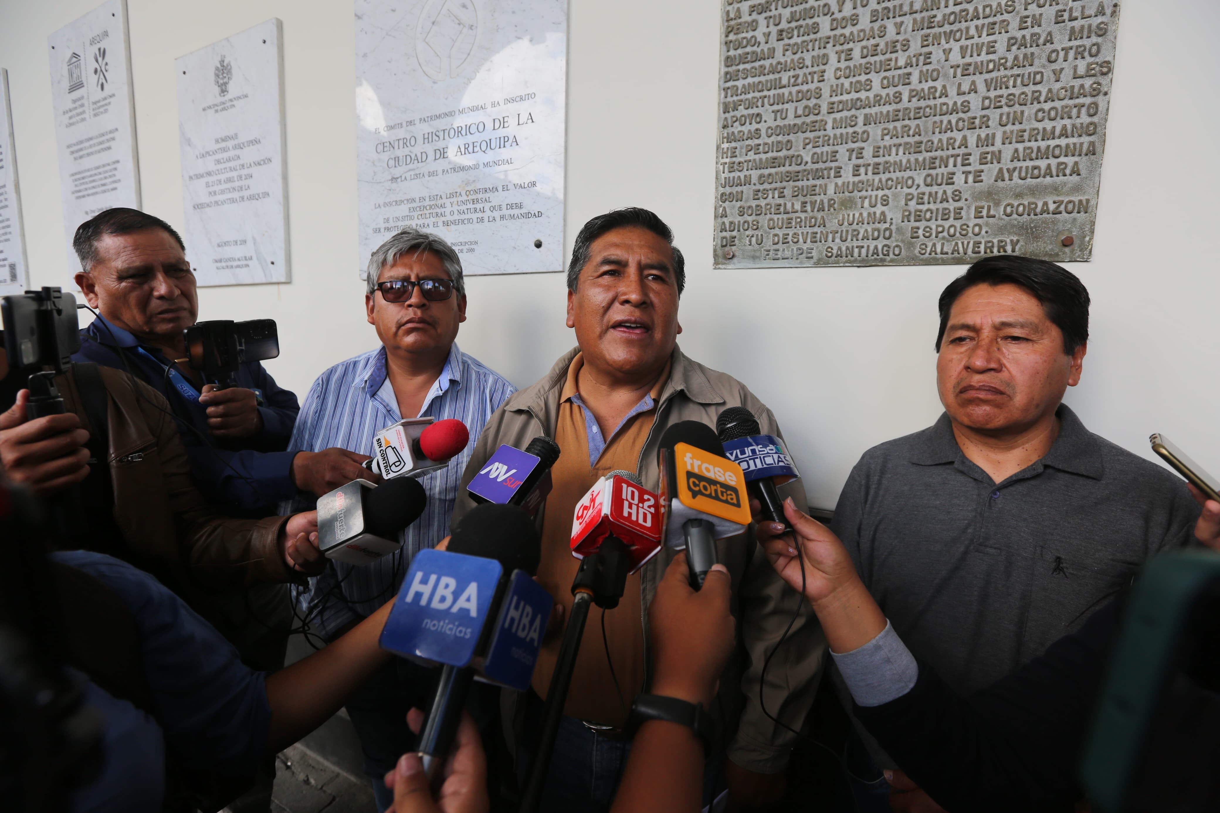Alex Hualla, presidente de la Asociación de Vivienda Peruarbo en el Cono Norte, junto a otros dirigentes. (Foto: Leonardo Cuito)