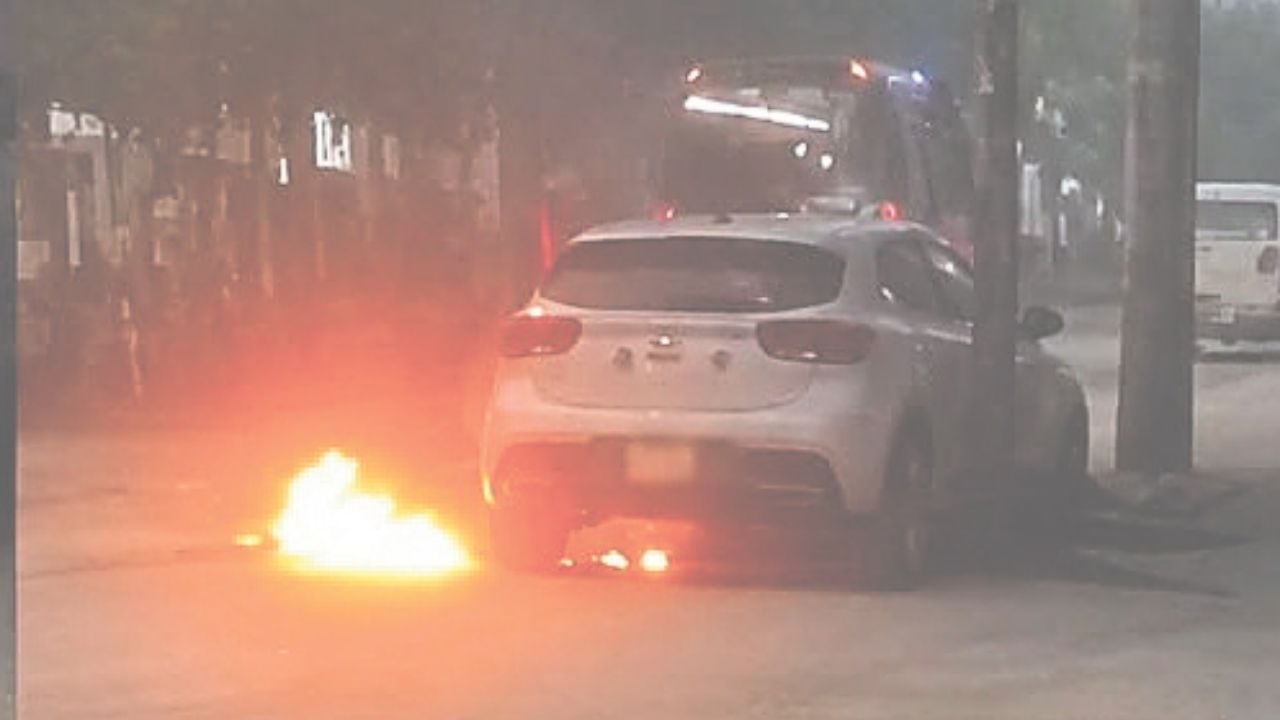 Inescrupuloso tuvo que ser auxiliado por vecinos, quienes con un extintor apagaron las llamas que consumían su ropa. Luego al verse fuera de peligro huyó.