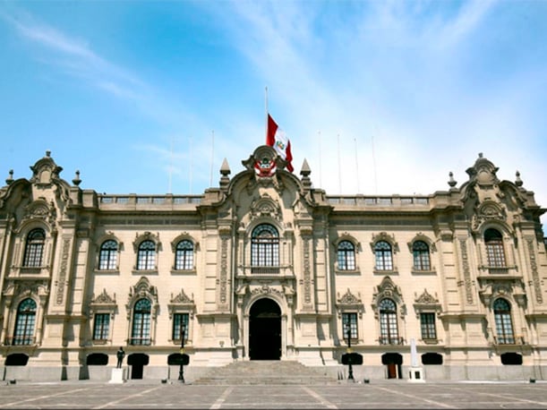 Bandera del Perú a media asta en Palacio de Gobierno. (Foto: Agencia Andina)
