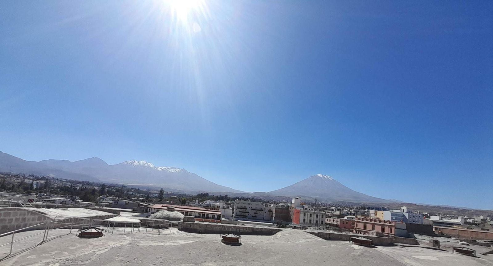 Desde la cima de la Catedral de Arequipa se puede divisar el volcán Misti| Foto: Soledad Morales