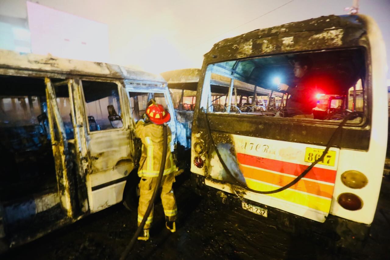 Incendio en cochera de San Juan de Miraflores dejó más de 20 vehículos destruidos. Fotos: César Grados/@photo.gec