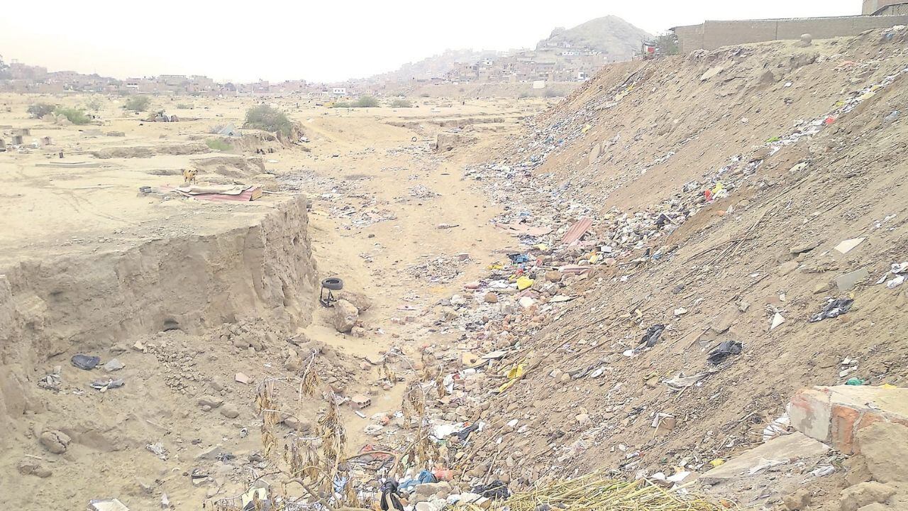 Obras no inician y se sigue arrojando desmonte y basura. Se sienten desprotegidos y ven solos la manera de evitar daños a sus casas y demás bienes.