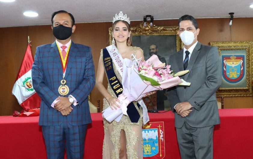 La soberana Almedra Patricia, junto al alcalde Juan José Díaz y Oscar Trelles, director Golden Queen of Perú.