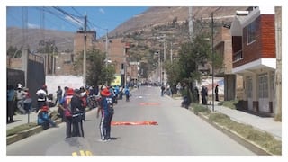 Docentes bloquean carretera que comunica a Huancayo con la Selva Central 