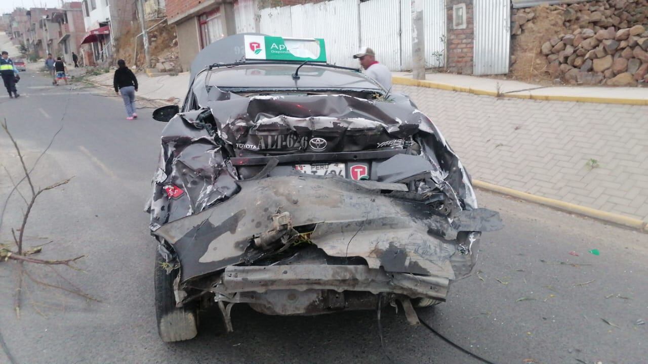 El vehículo de servicio de taxi terminó con daños materiales. Foto: Cortesía.