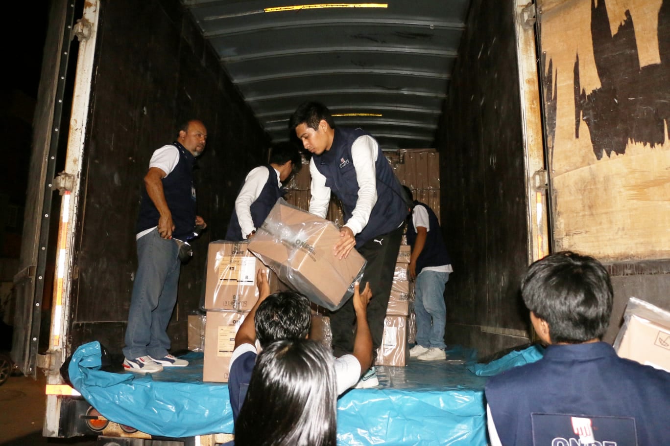 Bajo estrictas medidas de seguridad llega material electoral a Piura