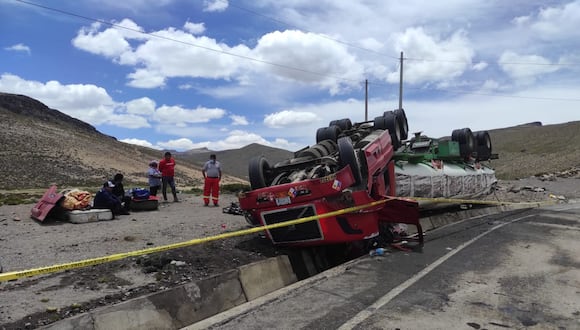 Camión boliviano de matrícula 3120TBE y BE 03534 se despistó en una curva del kilómetro 100. (Foto: Difusión)