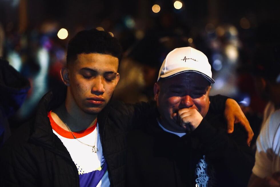 Venezolanos lloran afuera de embajada