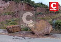 Rocas siguen cayendo en carretera a Tarma, aumenta el riesgo para transportistas