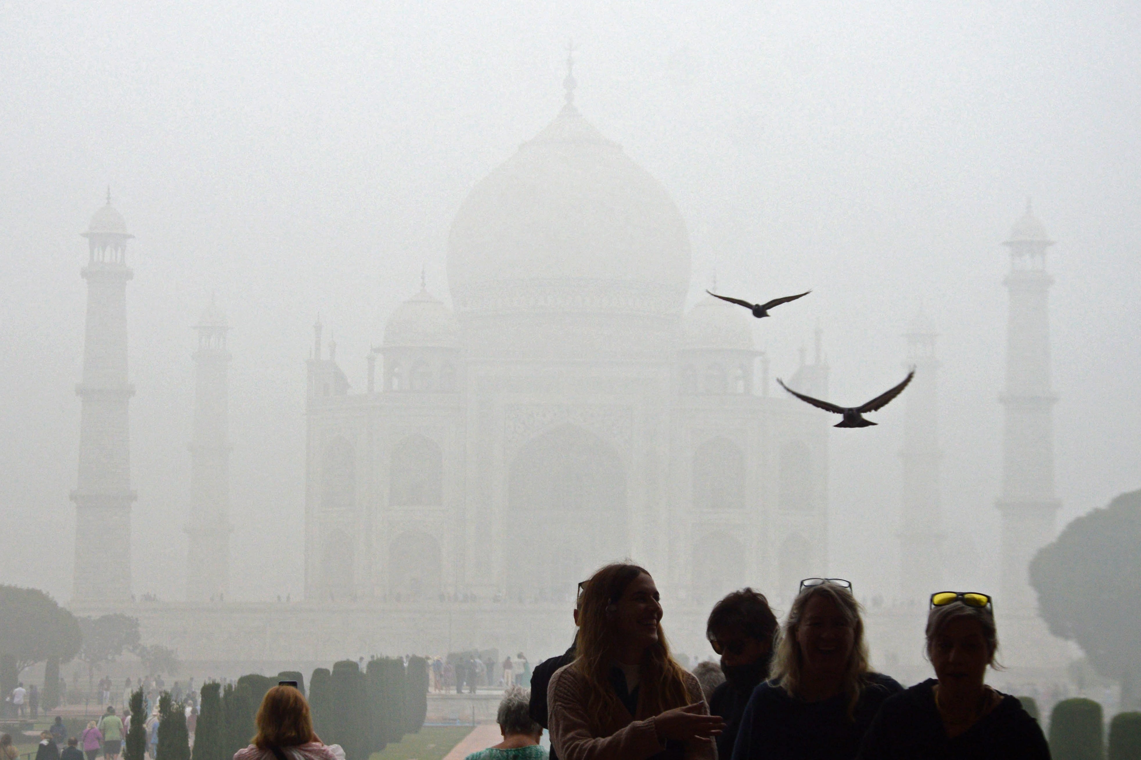 Los turistas visitan el Taj Mahal en una mañana fría y llena de smog y contaminación en Agra, India, el 18 de noviembre de 2024. (Foto de Pawan SHARMA / AFP).