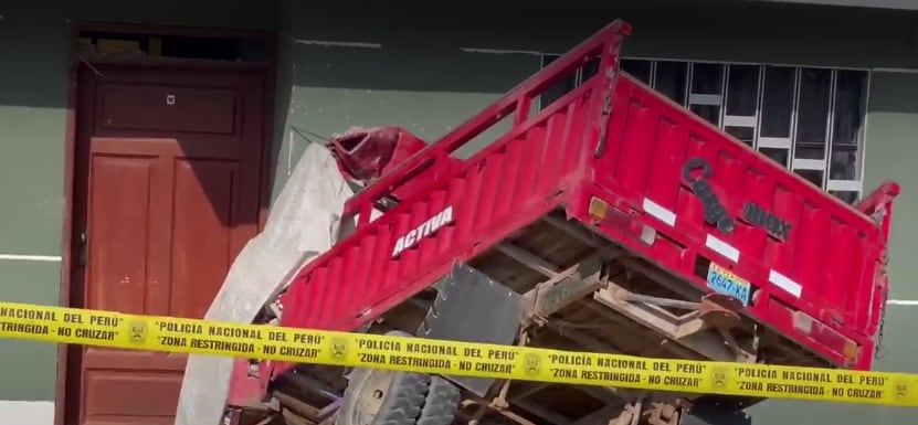 La unidad habría sufrido una falla en los frenos mientras descendía por una calle con fuerte pendiente. El hecho dejó tres menores en orfandad. (Captura de América Noticias)
