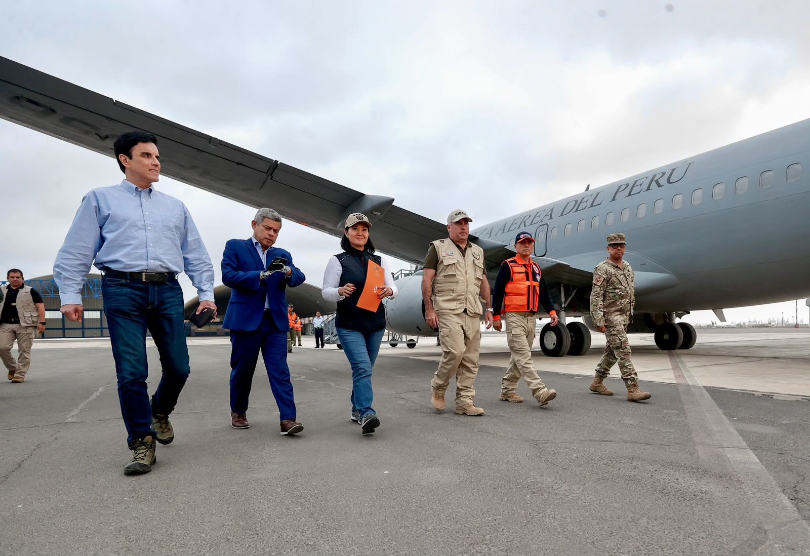 La presidenta acudió al Grupo Aéreo N.º 8 para verificar la salida de un cargamento de 12 toneladas con alimentos, carpas y otros productos destinados a los damnificados del sismo. FOTO: PRESIDENCIA