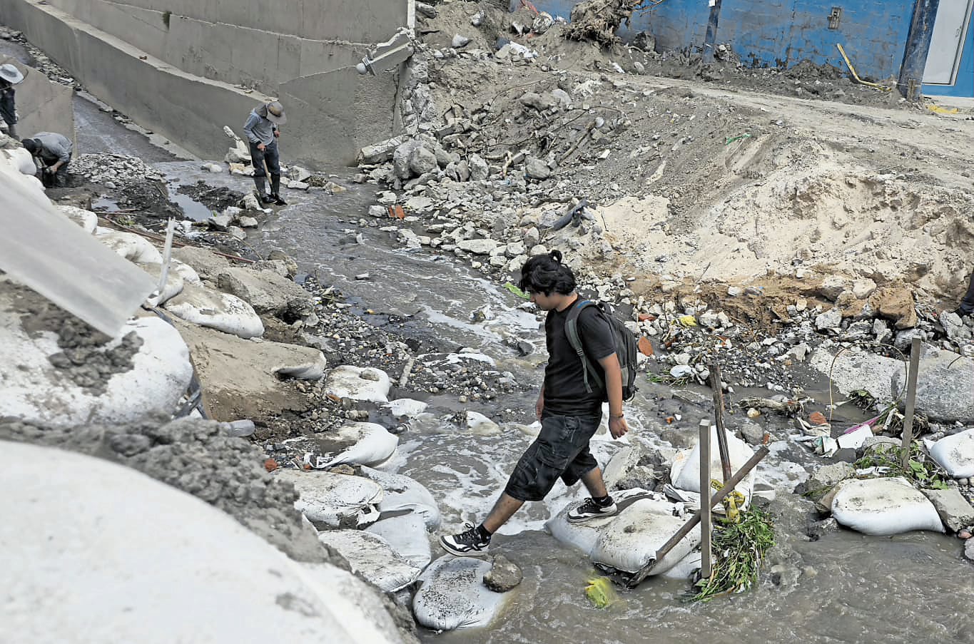 Ciudadanos deben cruzar la quebrada sobre piedras por falta de puente en Cayma (Foto: GEC)
