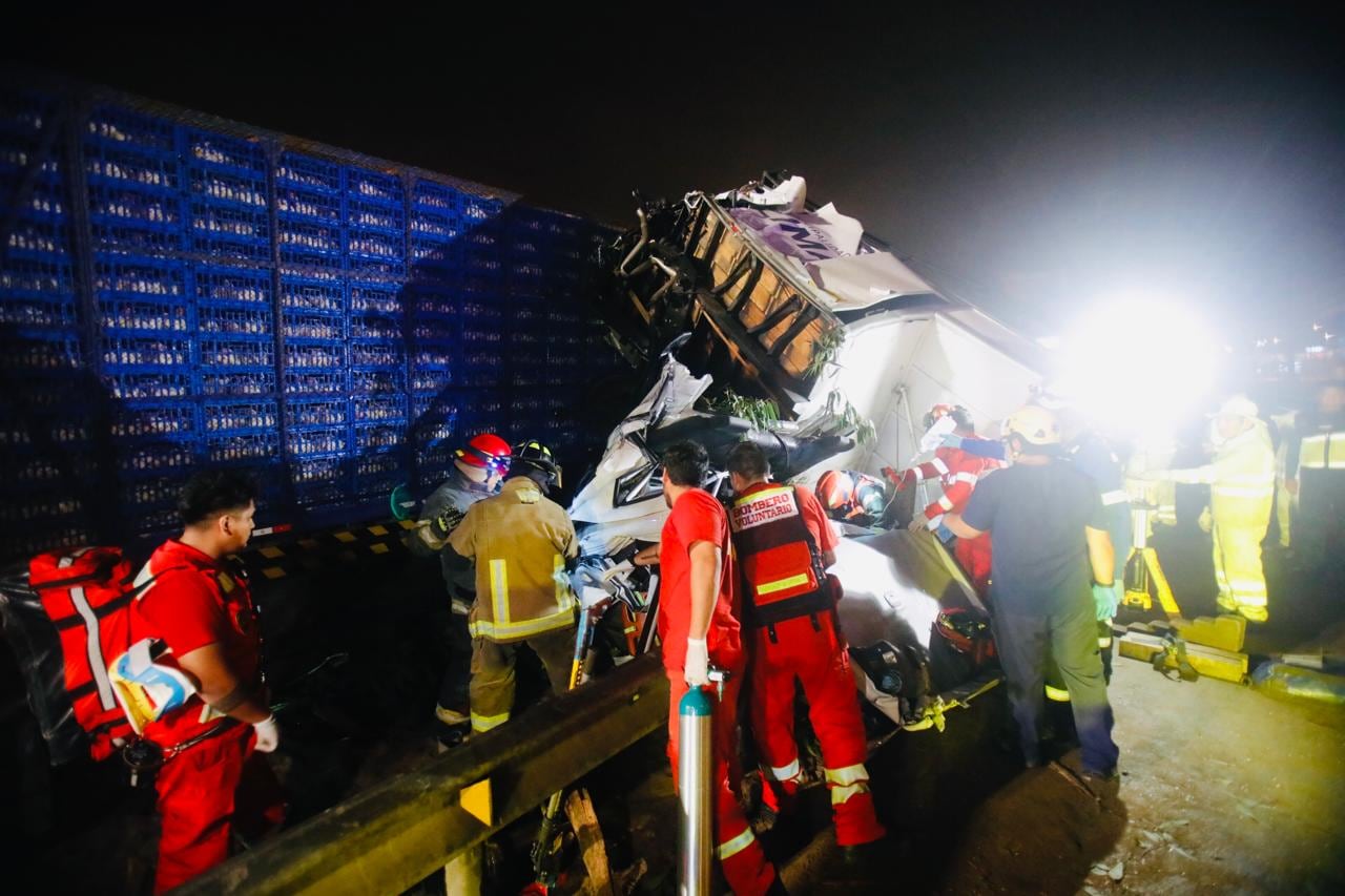Un camión que transportaba pollos perdió el control y chocó contra unidades de limpieza municipal en la Panamericana Sur. Las causas del hecho son materia de investigación. (Fotos: GEC)