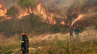 Incendio forestal destruye viviendas y obliga a evacuar residentes en Inglaterra