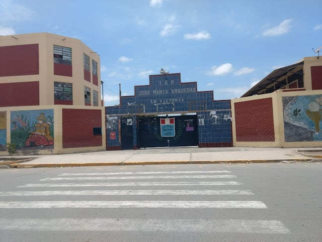 Cuestionan a profesor de colegio José María Arguedas, en distrito de La Victoria.