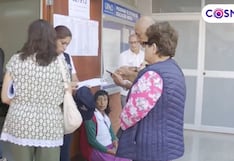 Elecciones Generales 2026: Mujer espera sentada en un balde mientras se instalaba mesa de sufragio