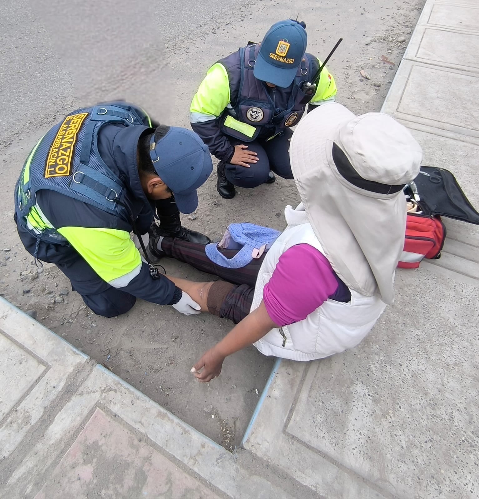 Personal de serenazgo de Gregorio Albarracín atendió a la mujer herida. (Foto: Difusión)