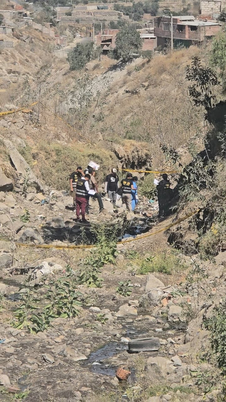 Joven de aproximadamente 30 años fue hallado sin vida en una torrentera del distrito de Paucarpata. (Foto: Yunsu Pariapaza/@photo.gec)