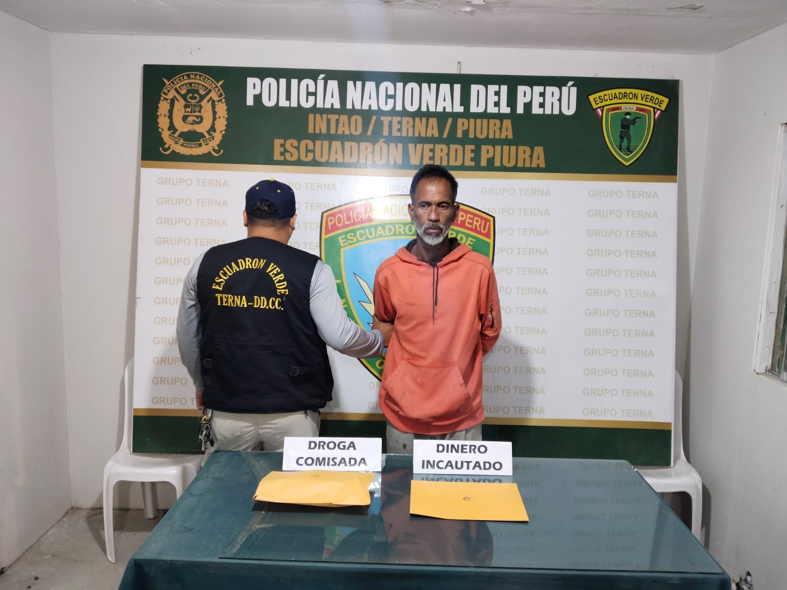 Lo interviene con droga en Piura.