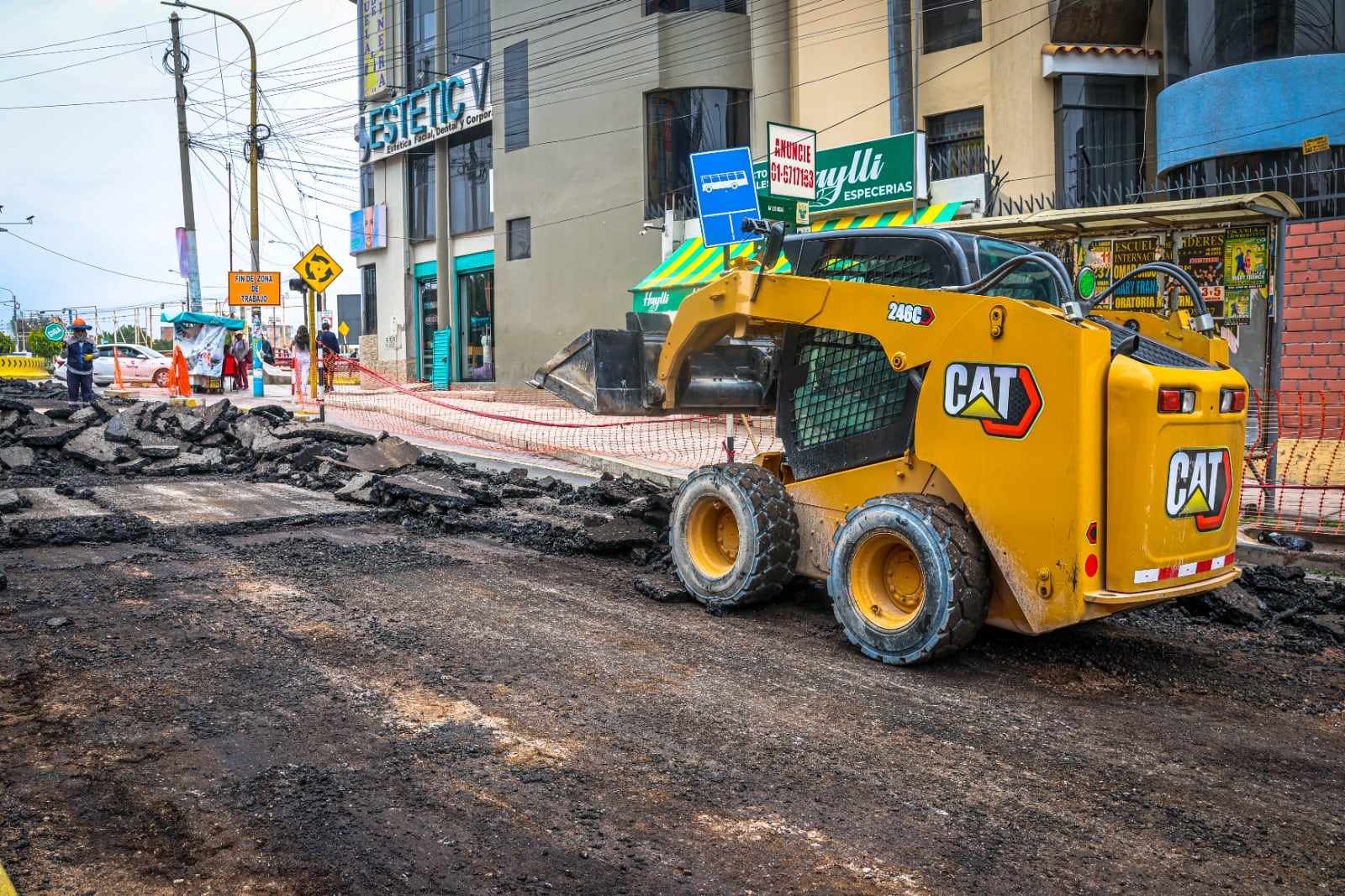 Retiran asfalto defectuoso en Av. Lambramani tras colocarlo durante lluvias. Foto: Municipalidad Provincial de Arequipa