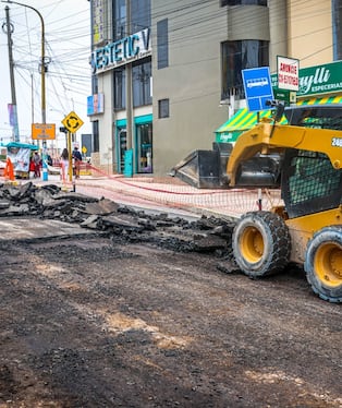 Retiran asfalto defectuoso en Av. Lambramani tras colocarlo durante lluvias. Foto: Municipalidad Provincial de Arequipa