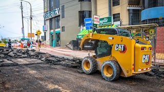 Arequipa: Retiran asfalto defectuoso en Av. Lambramani tras colocarlo durante lluvias