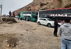 Arequipa: Cientos de vehículos varados por bloqueo de mineros artesanales en Ocoña y Chala (FOTOS)