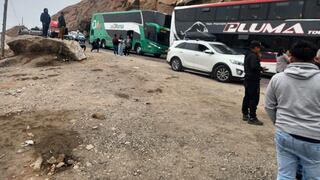 Arequipa: Cientos de vehículos varados por bloqueo de mineros artesanales en Ocoña y Chala (FOTOS)