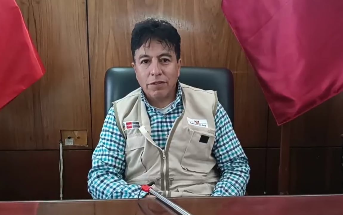 Miembros de mesa contaron votos con la linterna de sus celulares por apagón en Huanuhuanu en Caravelí. (Foto: Radio La Única)