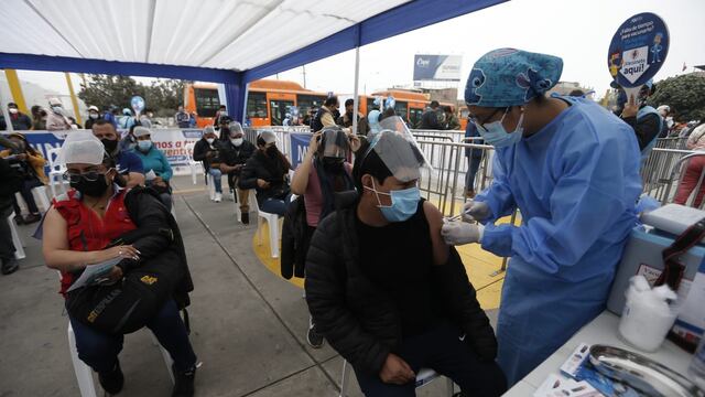 Metropolitano: vacunan contra el COVID-19 a mayores de 21 años en estación Naranjal (FOTOS)