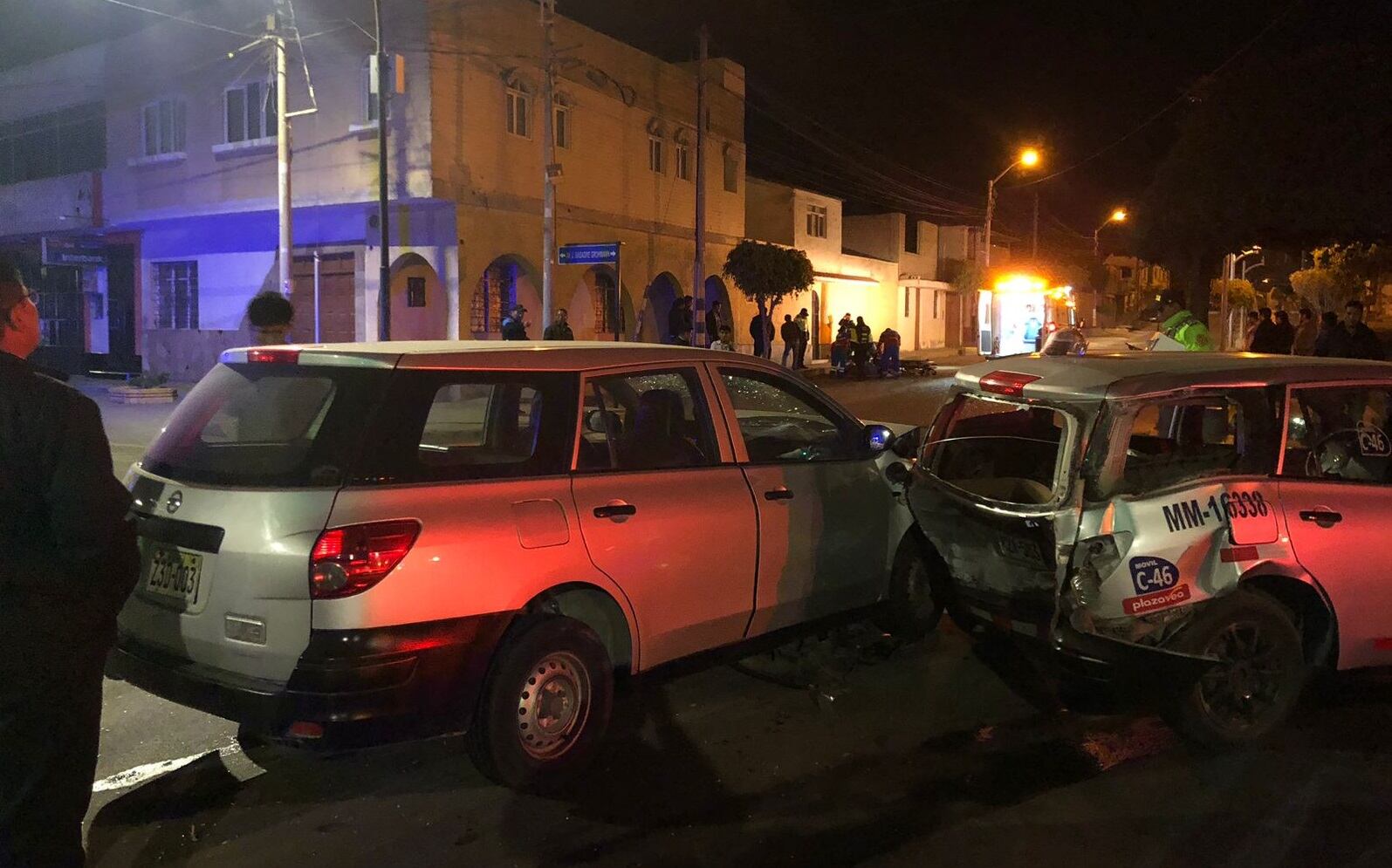 Dos vehículos colisionaron entre las avenidas Jorge Basadre y Los Ángeles donde hay un semáforo