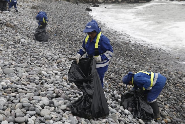 Miraflores retira cinco toneladas de basura tras oleajes anómalos en sus playas (Fotos: César Campos/GEC)