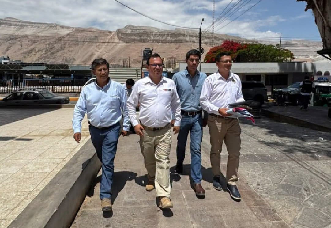 Ministro Marco Vinelli en Aplao, provincia de Castilla, región Arequipa. Foto: Agrobanco.