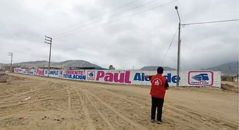 Candidato realizó pintas en colegio de Alto Trujillo