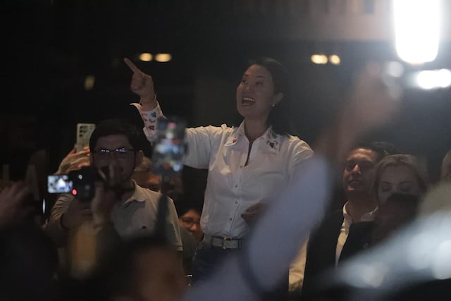 Keiko Fujimori saluda a sus simpatizantes tras pronunciarse sobre el conteo rápido (Fotos: Julio Reaño/GEC)