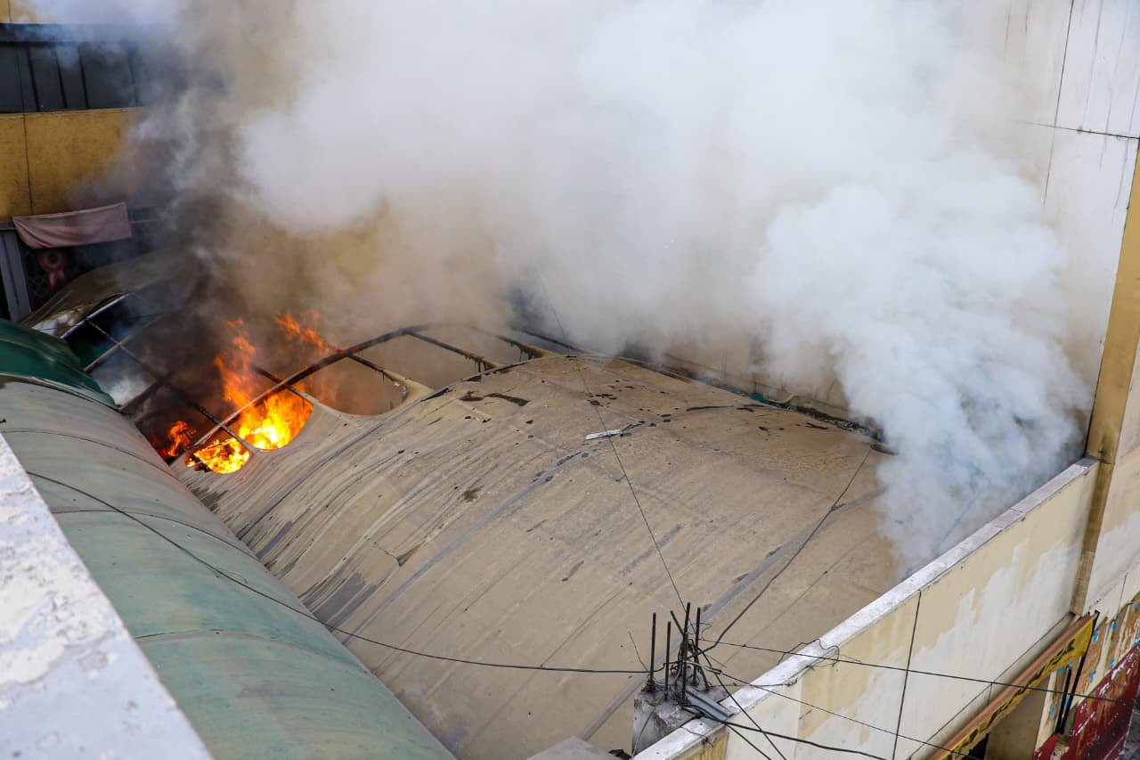 Llamas consumieron estructuras de los puestos y coberturas. (Foto: Difusión)