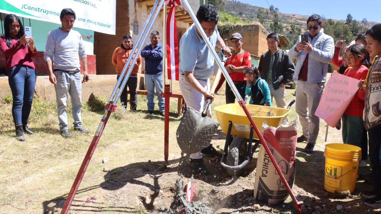 Alcalde provincial de Pataz, Aldo Carlos Mariños, entrega expediente técnico de obra a autoridades locales para su fiscalización.