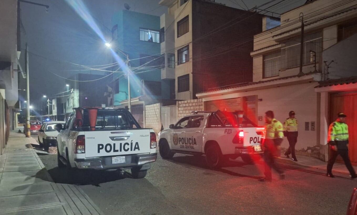 Después que los delincuentes huyeron con su botín, a la casa asaltada llegaron policías de varias unidades