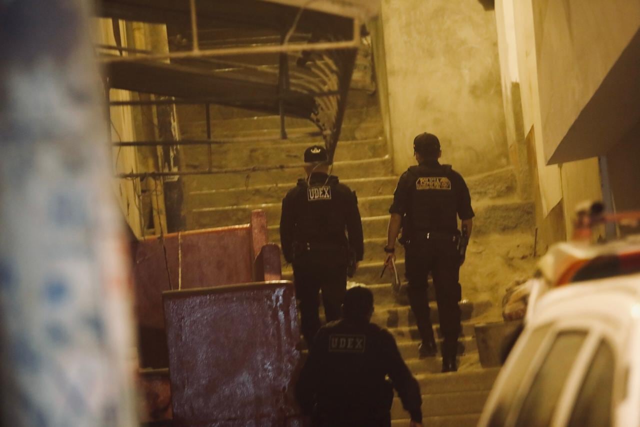 El homicidio ocurrió la noche del lunes en el Rímac, a pocas cuadras de una comisaría. La víctima fue llevada al hospital Cayetano Heredia, donde confirmaron su fallecimiento. Fotos: César.grados@photo.gec