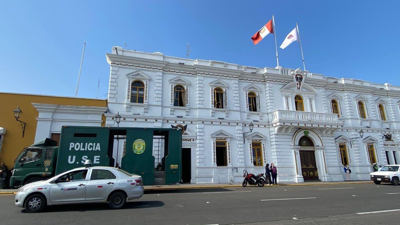 Contingente policial llegó hasta la Municipalidad Provincial de Trujillo.