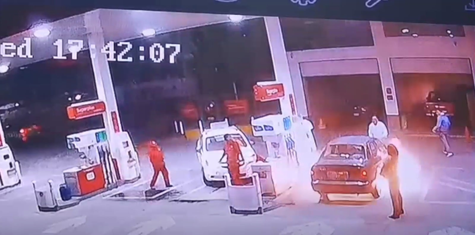 Cámaras captaron cómo inició el incendio en un grifo de Arequipa que dejó dos autos calcinados. Foto: Captura de video.