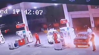 Cámaras captaron cómo inició el incendio en un grifo de Arequipa que dejó dos autos calcinados (VIDEO)